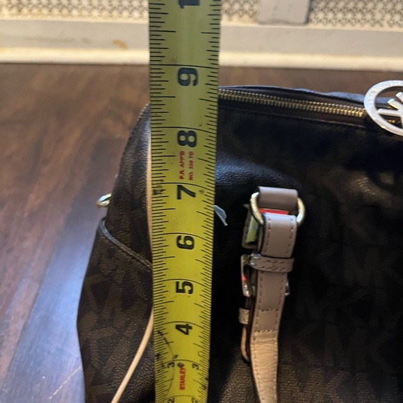 Good used condition MK MIchael Kors satchel. - Picture 4 of 6